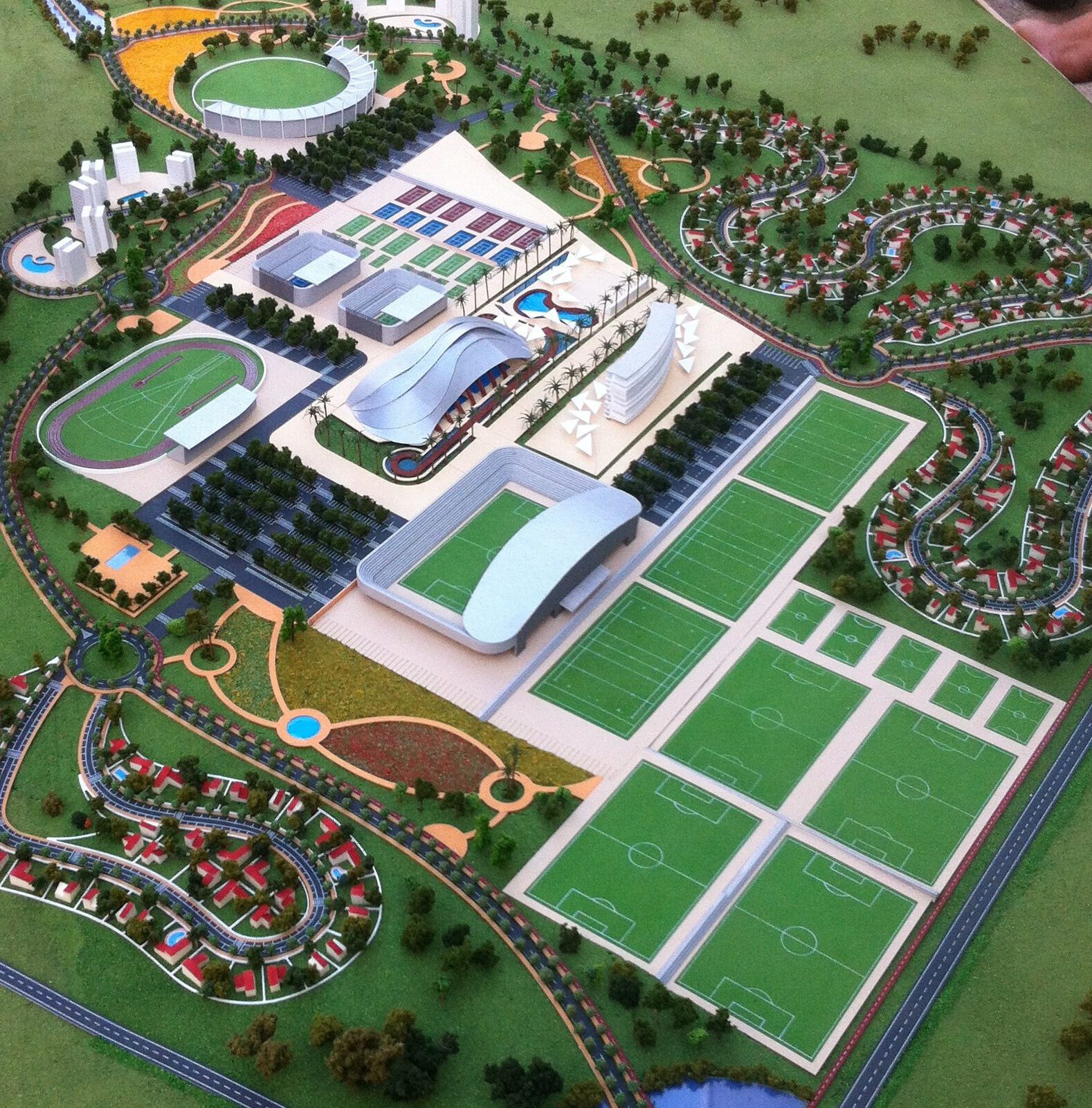 foto de maqueta de centro deportivo a escala 1:500