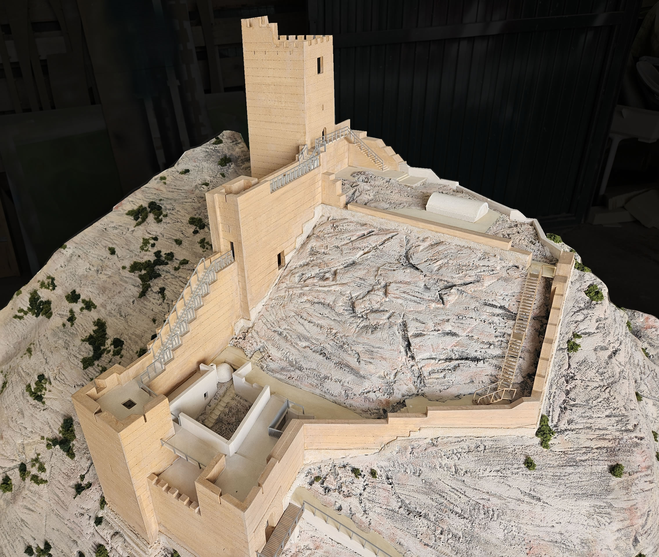 Vista superior del recinto superior del Castillo de Alhama y torre del homenaje en maqueta.